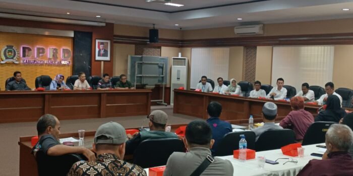 Puluhan Warga Perumahan Bumi Gandasari Purwakarta Gelar Aksi di DPRD