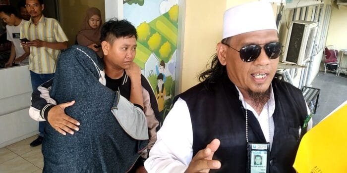 Nenek ‘Anton Pocong’ Nangis Histeris Lihat Cucu Ditangkap