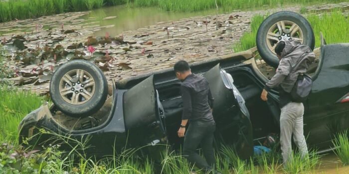 Diduga Sopir Hilang Kendali, Mobil Kadis Perhubungan Sulbar Berenang di Sawah