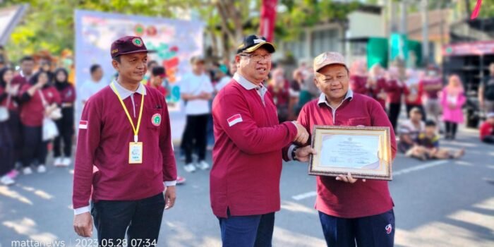 Terima Penghargaan dari Bupati Tulungagung, Ketua DPD Partai Golkar Jatim: Perawat Garda Terdepan Dunia Kesehatan