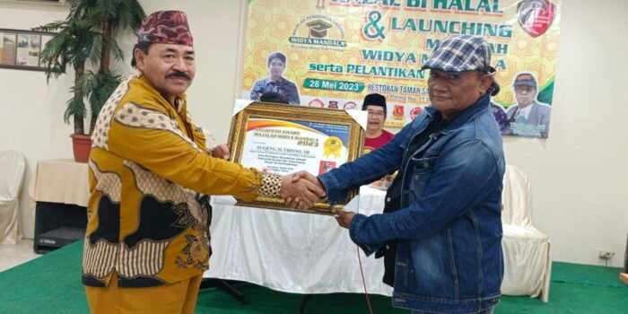 Kacab JCC Tulungagung Terima Anugerah Award Majalah Widya Mandala 2023