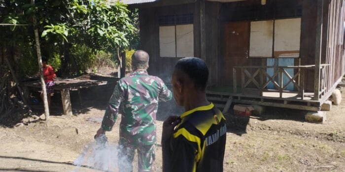 Cegah Penyebaran Malaria, Satgas Yonif 143/TWEJ Fogging Rumah Warga