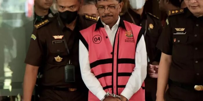 Pakai Rompi Warna Pink, Menteri Johnny G Plate Jadi Tersangka Kasus Korupsi BTS Bakti Kominfo