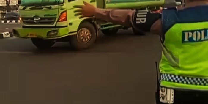 Satlantas Polrestabes Palembang Paksa Fuso dan Trailer ‘Putar Balik’