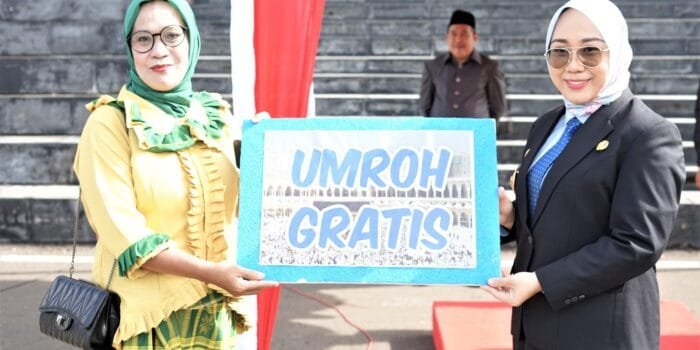 Hardiknas Guru TK Ini Dapat Hadiah Umroh Gratis dari Bupati Mamuju