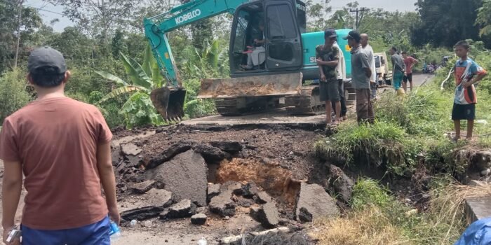 Warga Ogan Ilir Secara Swadaya Perbaiki Box Over yang Amblas