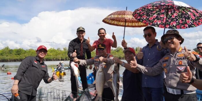 Ketua Komisi V DPR-RI, Kapolda Kalbar dan Bupati Kapuas Hulu Panen Raya di Danau Lindung Penggelang Desa Teluk Aur