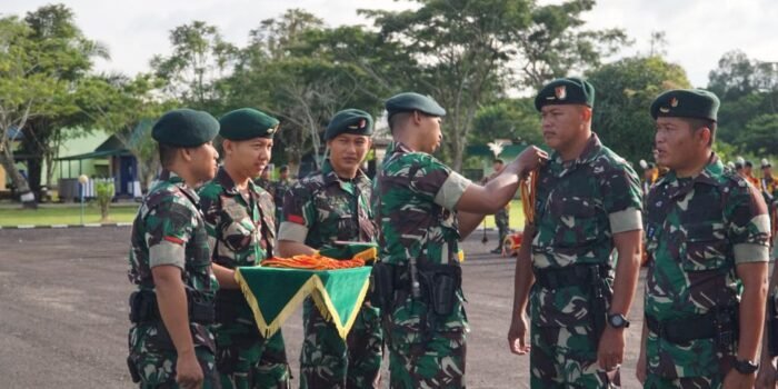 Prajurit Yonif Raider Khusus 644/Wls Laksanakan Tradisi Penyematan Tanda Jabatan