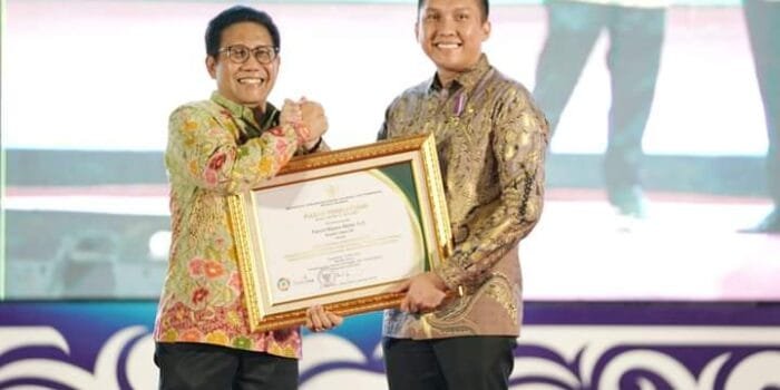 Bupati Ogan Ilir Dapat Piagam Penghargaan  Lencana Bakti Transmigrasi dari Kemendes PDTT