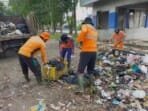 Dinas Lingkungan Hidup Muba Bersihkan Sampah di Terminal Randik Sekayu