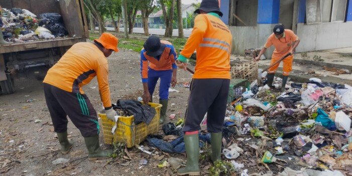Dinas Lingkungan Hidup Muba Bersihkan Sampah di Terminal Randik Sekayu
