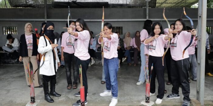 Kenalkan Ganjar Pranowo Lewat Latihan Memanah di Palembang