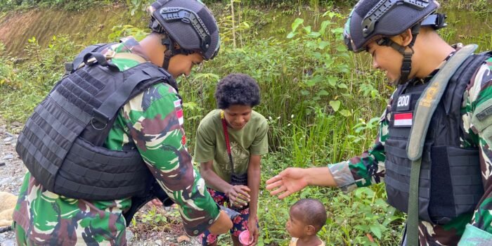 Pererat Hubungan Dengan Masyarakat, Satgas Yonif Raider 200/BN Kunjungi Kampung Nalau