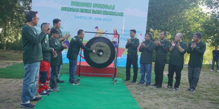 Hari Lingkungan Hidup, PTBA Ajak Masyarakat Bersih-bersih Sungai Enim dan Sungai Kiahaan