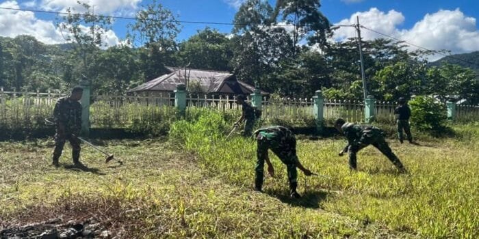 Prajurit Yonif Raider 200/BN Ajak Warga Bersihkan Lingkungan