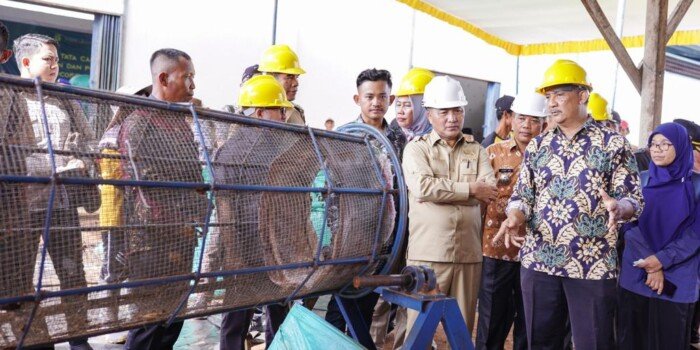 Pj Bupati Apriyadi Dorong Ratusan Ton Limbah Kelapa di Lalan Jadi Cuan