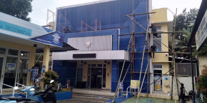 HUT Bhayangkara ke -77, Satlantas Polres Cimahi Bersihkan Gedung Pelayanan SIM dan Taman
