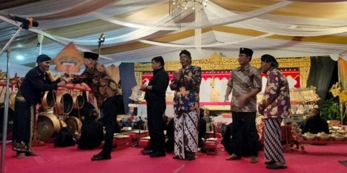 Puncak Rangkaian Bersih Desa Ngrendeng Gelar Wayang Kulit, Wabup Tulungagung: Tradisi Leluhur Harus Dilestarikan