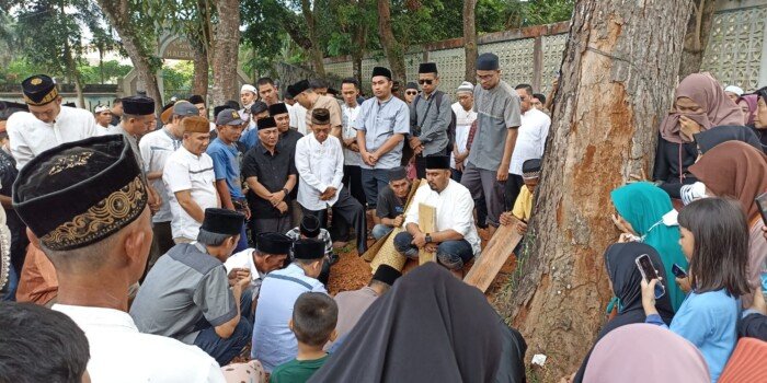 Pj Bupati Apriyadi Antar Langsung Mendiang Wakil Ketua Baznas Muba ke Pemakaman