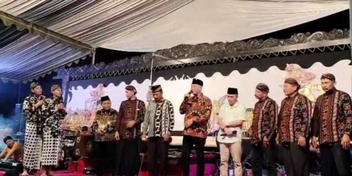 Wabup Tulungagung Request Lagu Ojo Dibandingke, Bersih Desa Srikaton Semakin Meriah