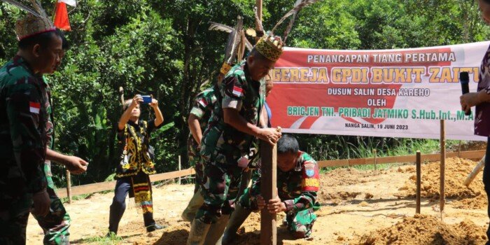 Kunjungi Kapuas Hulu, Danrem 121/ABW Melaksanakan Penancapan Tiang Pertama Pembangunan Gereja GPDI Bukit Zaitun