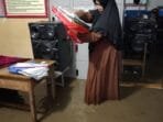 Terendam Banjir, Guru SDN Salletto Kewalahan Selamatkan Berkas Penting