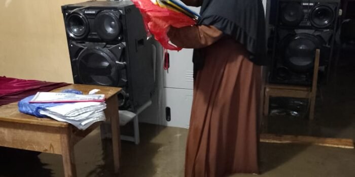 Terendam Banjir, Guru SDN Salletto Kewalahan Selamatkan Berkas Penting