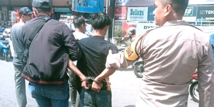 Bhabinkamtibmas Muara Dua, Berhasil Amankan 1 Pencuri Berada Diatap Rumah
