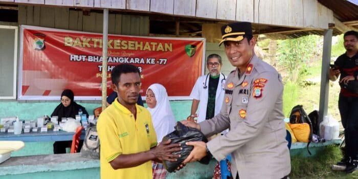 Jelang HUT Bhayangkara ke-77, Polres Fakfak Salurkan Sembako dan Pengobatan Gratis 