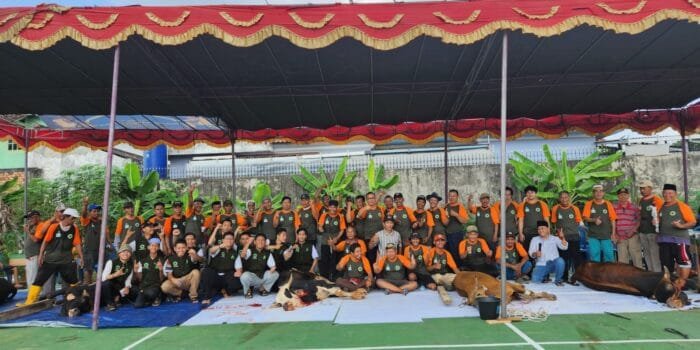 AKBP. Rahmad Sihotang Pimpin Pembagian Kurban di Masjid Babul Ihsan