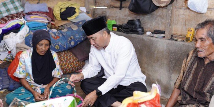 Sowan ke Warga, Pj Bupati Apriyadi Door to door Bagikan Daging Kurban