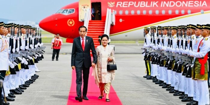 Dari Singapura, Presiden Jokowi dan Ibu Iriana Tiba di Malaysia