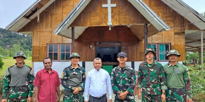Minggu Damai Bersama Masyarakat, Satgas Yonif Raider 200/BN Laksanakan Ibadah Di Gereja Pniel