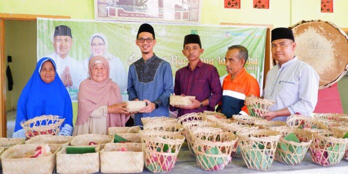 Ramah Lingkungan, Bayung Lencir Gunakan Besek Bambu dan Pelepah Pinang untuk Daging Kurban