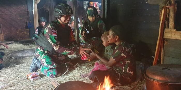 Peduli Kesulitan Warga Satgas Yonif Raider 200/BN Bagikan Sembako