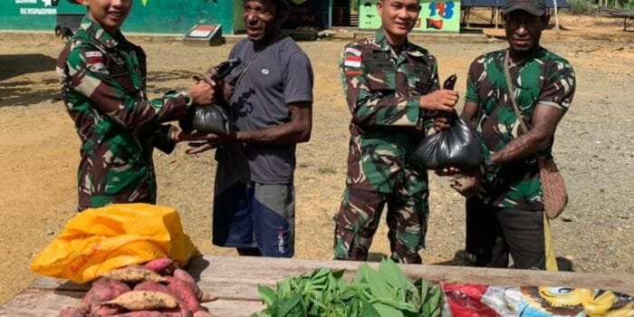 Wujud Terima Kasih, Warga Bawa Hasil Kebun Untuk Satgas Yonif 143/TWEJ
