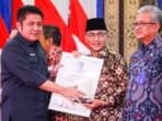 Pj.Bupati H. Apriyadi Mahmud Terima Sertifikat 1001 Inovasi Energi Baru untuk Negeri dari Bumi Sriwijaya