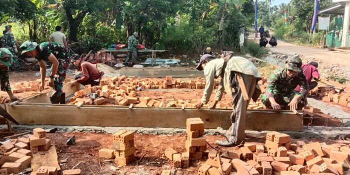 Bangun Fasilitas MCK, Satgas TMMD KE 117 Lampung Utara Bahu Membahu Dengan Masyarakat