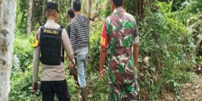 Patroli Bersama, Bhabinkamtibmas dan Babinsa Gunung Kemala Sampaikan Pesan Larangan Karhutlah