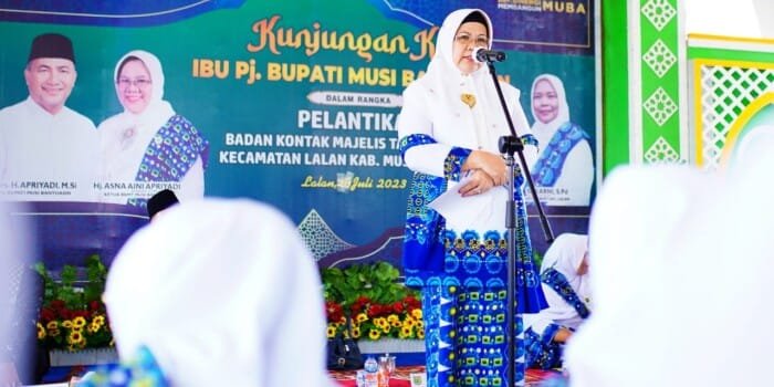 Hj Asna Aini Apriyadi Resmi Lantik Pengurus BKMT Kecamatan Lalan