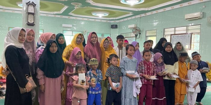 Momen 10 Muharram, Hj Linda Apriana Arlan Santuni Anak Yatim di Masjid At-Taubah Mabes