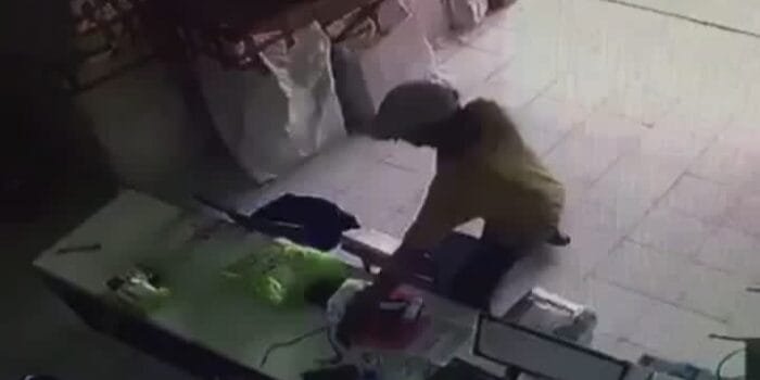 Ditinggal ‘Mengemas Paket’ Hp Driver Digondol Maling