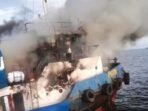 Kapal Tugboat Penggandeng Tongkang Batubara Terbakar