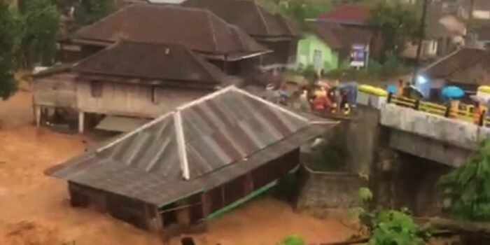 Banjir Bandang OKUS, Basarnas Sumsel dan Tim SAR OKUT Lakukan Pencarian