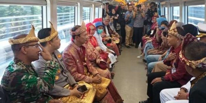 Harnojoyo dan Fitri Naik LRT Hadiri Rapat Paripurna