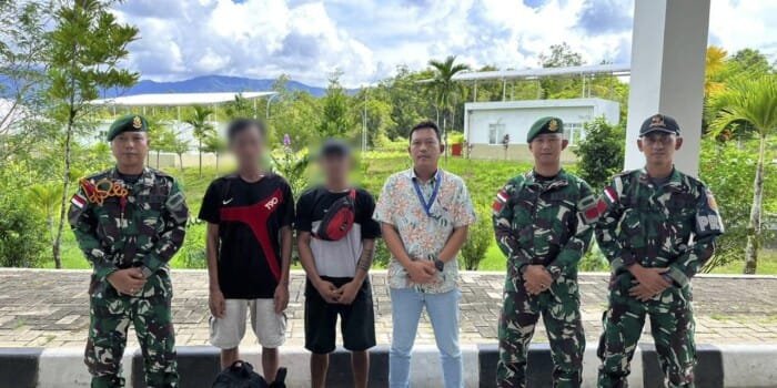 Lewati Jalur Tidak Resmi, 2 WNI Diserahkan Kepada Petugas Imigrasi di Badau