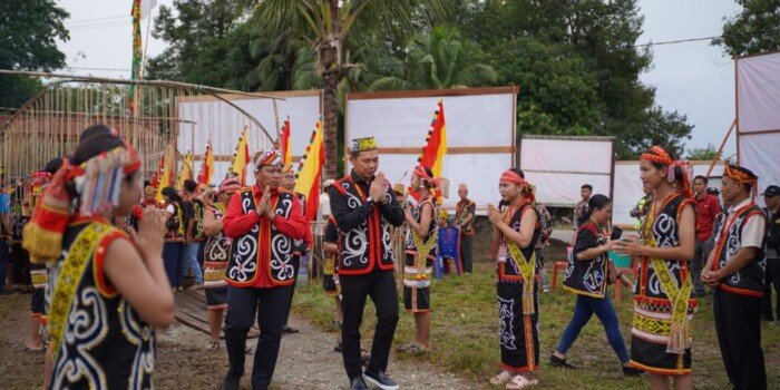 Bupati Minta Kembangkan Kerajinan Anyaman Manik dari Banuaka dan Tenunan Sidan dari Dayak Iban