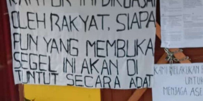 Kantor Camat Jongkong Masih Di Segel Masyarakat, Yang Berani Membuka Akan Dikenai Sanksi Adat