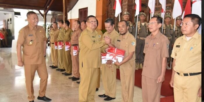 Bagikan 10.000 Bendera Merah Putih, Bupati Tulungagung: Tanamkan Cinta Tanah Air dan Nasionalis