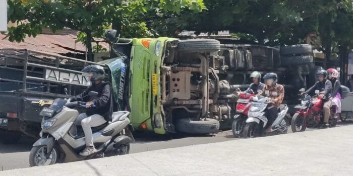 Truk Sawit Terbalik, Jalan Dokter M Isa Macet